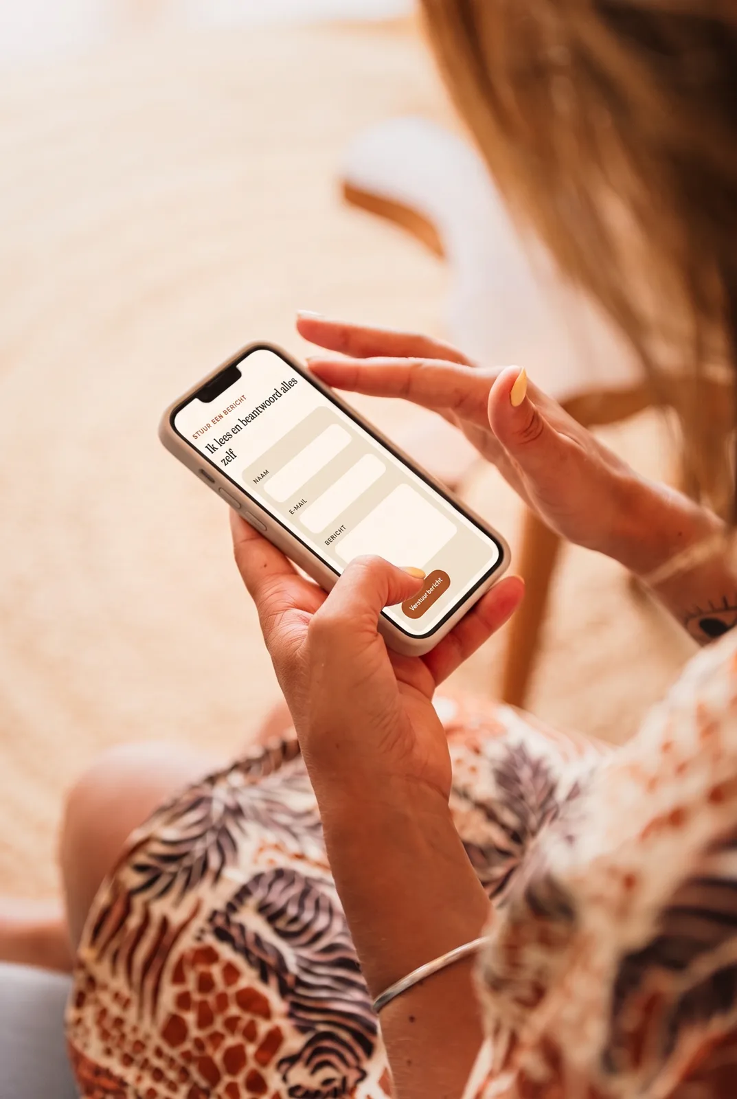 Kristel typt een bericht op haar telefoon