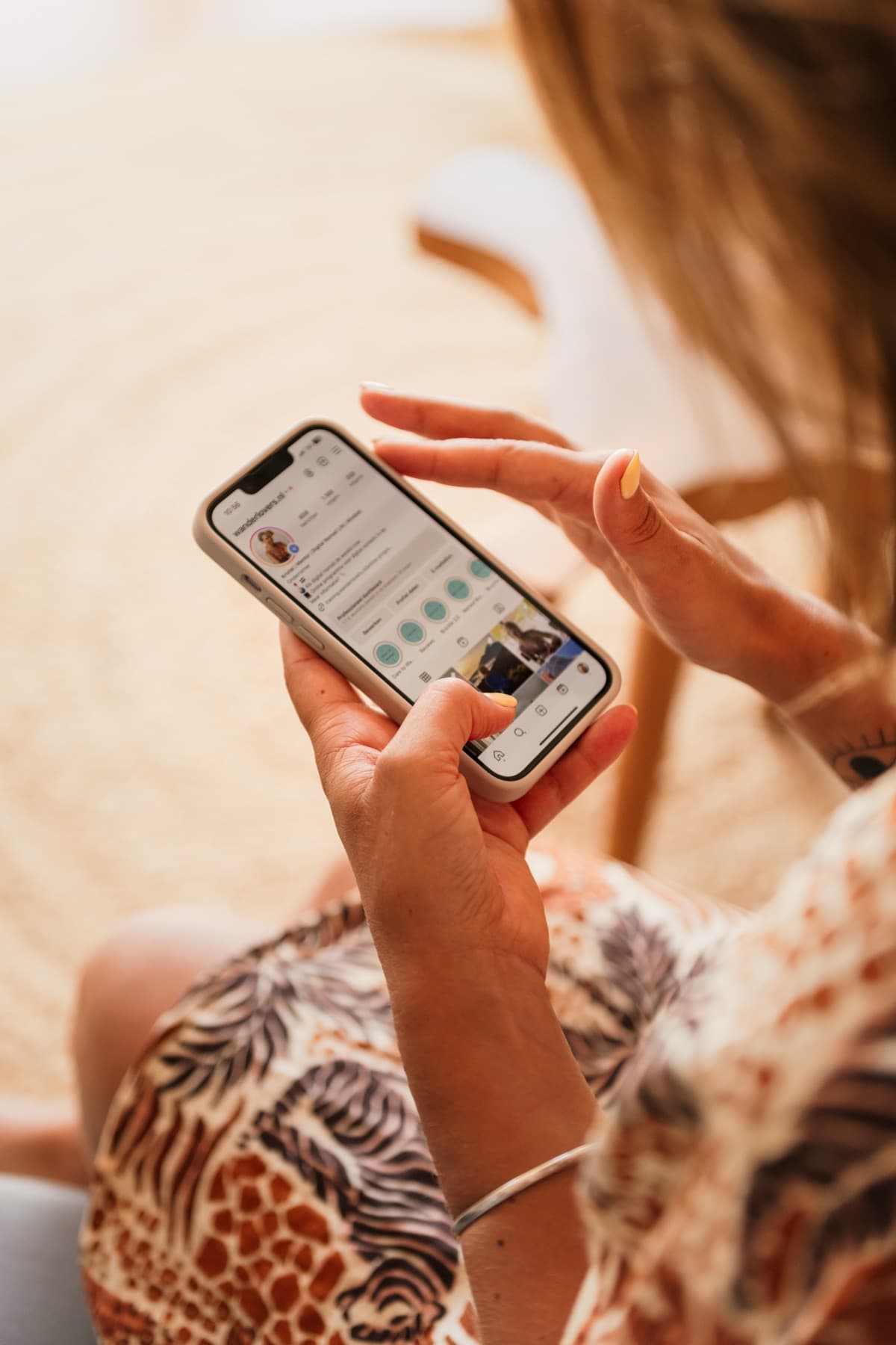 Kristel bekijkt haar Instagram-profiel op haar telefoon